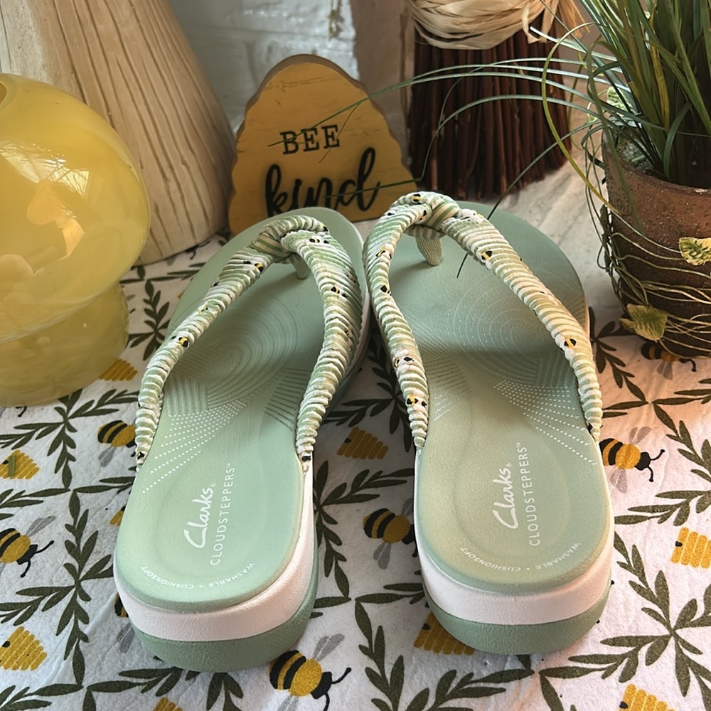 Clarks Cloudsteppers Bee Pattern Arla Glison Sand… - image 2